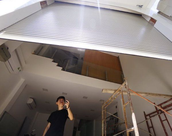 Hướng dẫn xử lý khắc phục sự cố kẹt cửa cuốn